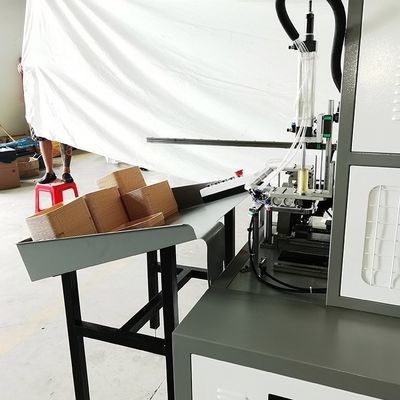 軽食の紙皿の作成はフライド チキンのカートンの寿司を機械で造る