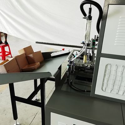 軽食の紙皿の作成はフライド チキンのカートンの寿司を機械で造る